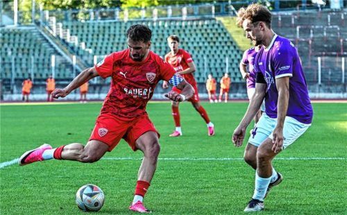 Buchbachs Torschütze Samed Bahar im Duell mit Augsburgs Elias Herzig.Foto Imago Images