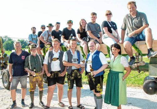 Bürgermeister Andreas Friedrich (vorne, Zweiter von rechts) verhandelt mit den Dieben des Firstbaums. Foto  Berger