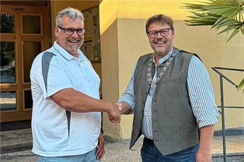 Bürgermeister Christoph Kraus vereidigt das neue Gemeinderatsmitglied Thomas Rohrmüller (von links). Foto Elisabeth Kirchner