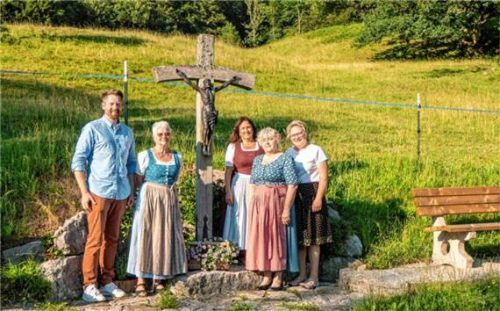 Bürgermeister Johannes Weber (von links) mit den Initiatorinnen des Feldkreuzes am Baschtlbiche, den ehemaligen Jugendleiterinnen (von links) Evi Loider, Anja Voit, Irmi Blösl und Martina Entfellner. Foto Flug