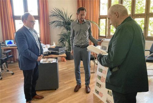 Bürgerwünsche: Priens Bürgermeister Andreas Friedrich (von links) erhält aus den Händen von Architekt Josef Riefer und Stadtplaner Martin Hirner die Ergebnisse der Befragung. Foto KomMit
