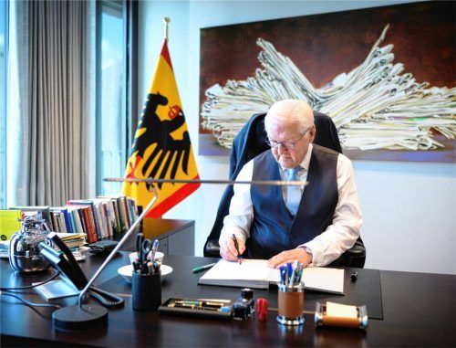 Bundespräsident Frank-Walter Steinmeier nimmt in seinem neuen Arbeitszimmer im Interimsquartier für den Bundespräsidenten und das Bundespräsidialamt seine Amtsgeschäfte auf. Foto dpa