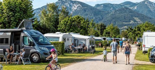 Campingplätze sind gefragter denn je: Wohnmobile, Caravans und Zelte prägen längst viele Urlaubsregionen – besonders dort, wo Natur und Freizeitangebote nah beieinanderliegen. Foto KI