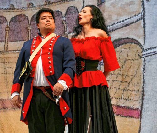 Carmen (Julia Gordina) umgarnt, selber gefesselt, Don José (Adria Mas).Foto  Janka