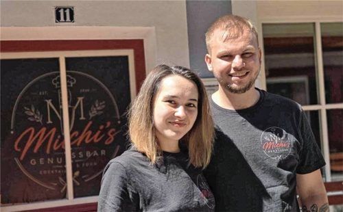 Caro Neff und Michi Deml sind die Köpfe hinter „Michi's Genussbar“ in der Wasserburger Schustergasse. Foto Birkhof