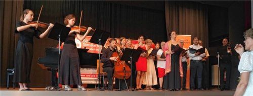 Clara Neidenberger und Magdalena Trifellner an den Violinen.Foto re