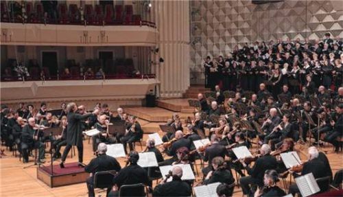Cornelia von Kerssenbrock mit Orchester und Chor. Foto re