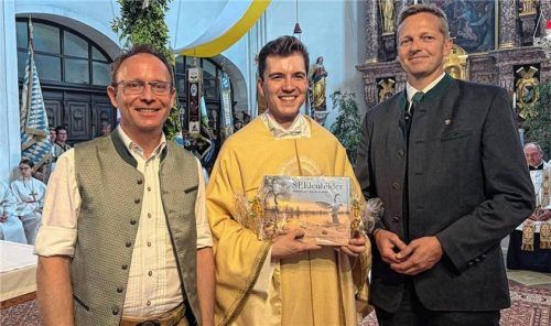 Dank für zwei Jahre Dienst in Aschau gab es von Bürgermeister Simon Frank (rechts) und Frasdorfs Bürgermeister Daniel Mair. Fotos Elisabeth Kirchner
