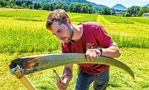 Das A und O des Sensenmannes: Mit höchster Konzentration wetzte dieser junge Teilnehmer das Mähblatt . Foto limmer