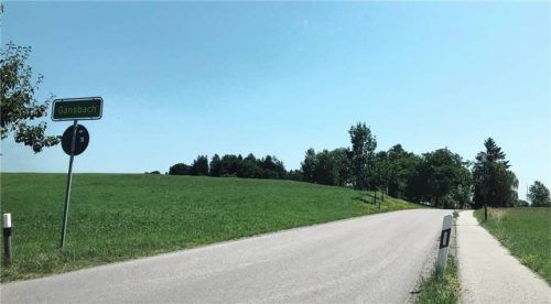 Das betreffende Grundstück liegt auf der linken Straßenseite. Es hat eine Größe von 2.309 Quadratmetern und wurde von der Gemeinde auf Erbpachtbasis erworben. Foto Dachs