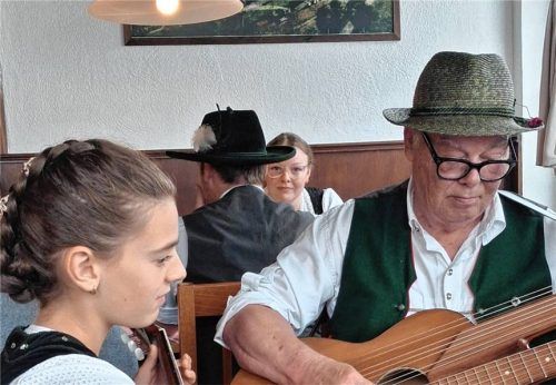 Das Bild zeigt eine Nachwuchstrachtlerin beim Musizieren. Foto G.T.E.V. Immergrün Kolbermoor