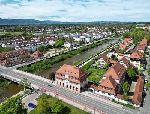 Das Bürgerhaus Mangfalltreff (vorne, Mitte) ist zu einem wichtigen Teil des sozialen Lebens geworden.Foto re