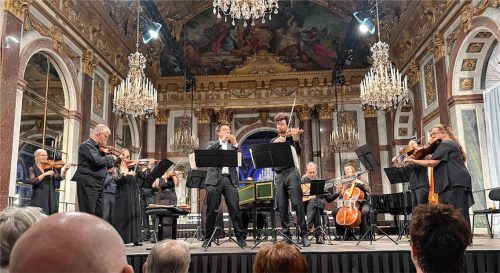 Das Concerto Köln mit 13 Streichern, Laute und Cembalo sowie Konzertmeister und Solist Evgeny Sviridov. Foto Kirchner