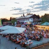 <p>Das Dorffest war gut besucht.</p>