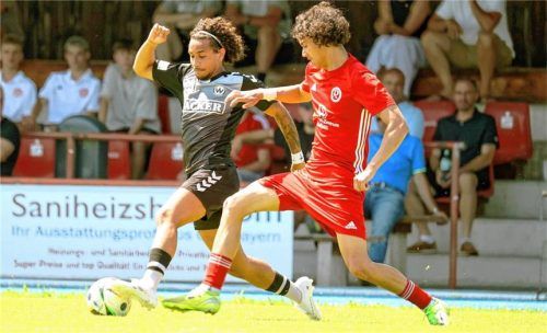 Das Duell zwischen Burghausens Noah Shawn Agbaje (links) und dem Rosenheimer Steven Khong-In könnte es auch im Toto-Pokal geben.Foto Christian Butzhammer