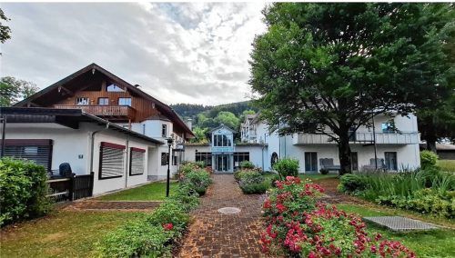 Das ehemalige Seniorenheim am Mühltalweg in Nußdorf – das künftige „Haus am Steinbach“ – liegt weiterhin im Dornröschenschlaf. Erst wenn genügend Plätze finanziert sind, kann der Umbau zum inklusiven Wohnprojekt beginnen. Foto Volkhard Steffenhagen