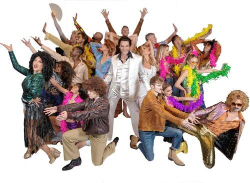 Das Ensemble von „Saturday Night Fever“ bringt ab 31. Juli Discofieber auf die Bühne der Festung Kufstein. Lebensfreude pur, mitreißende Choreografien und die größten Bee-Gees-Hits.