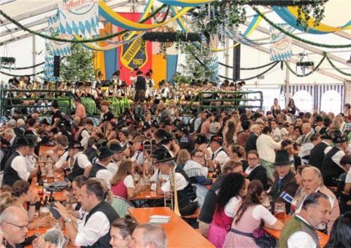 Das Festzelt ist gut gefüllt mit zahlreichen Besuchern, die die traditionelle Festwoche des Fußballvereins Oberaudorf (FVO) genießen. Foto roc