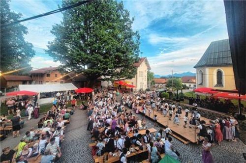 Das Greimhartinger Dorffest fand unter der imposanten Dorfeiche statt und zog zahlreiche Besucher an. Foto Franz Fischer, GTEV Ratzingerhöh Greimharting