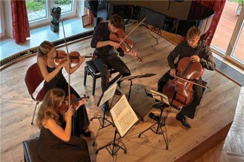 Das junge Streichquartett Quartissimo aus Tirol war zu Gast in der Villa Sawallisch: (von links) Clara Spieler (Violine), Hannah Alber (Violine), Jonas Alber (Viola) und Emil Spieler (Violoncello). Foto Kirchner