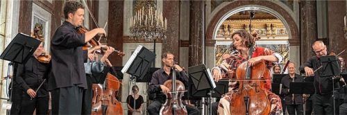 Das Kammerorchester Basel mit Konzertmeister Laurentiu Stoian und Cellistin Anastasia Kobekina. Foto Kirchner