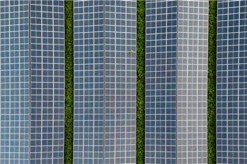 Das Landratsamt hat den Bauantrag für den geplantenAgri-Photovoltaikpark in Bernau abgelehnt. Da die A8 eine trennende Wirkung zur Hofstelle habe, fehle laut der Behörde der räumliche Zusammenhang. Foto (Symbolfoto) dpa