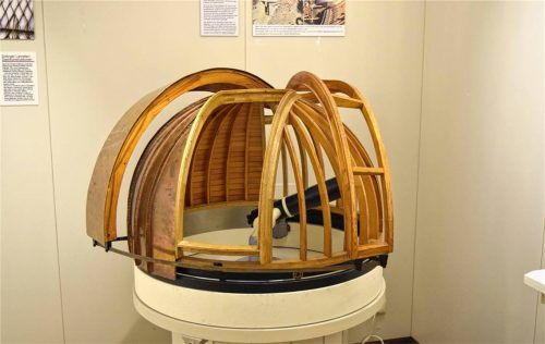 Das Modell einer Sternwartekuppel, das aus der Werkstatt von Josef Heringer stammt, ist im Holztechnischen Museum in Rosenheim zu sehen.Foto Firmkäs