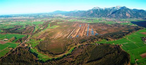 Das Naturschutzgebiet der Südlichen Chiemseemoore umfasst eine Fläche von circa 20 Quadratkilometern. Etwa 20 Prozent der Moore wurden nach dem Torfabbau wiedervernässt. Der Großteil wurde in Jahrzehnten von Mutter Natur selbst renaturiert. Doch welches Moor schützt am besten gegen die Klimaextreme Dürre und Hochwasser?Foto Bruno Kapeller