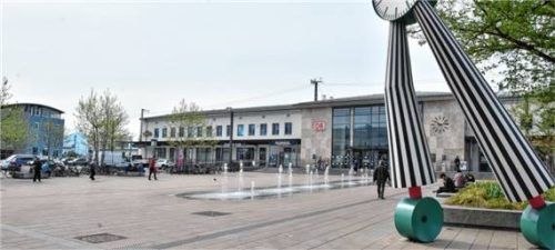 Am Bahnhof Rosenheim nahm das Geschehen seinen Lauf: Der Geschädigte wurde gefesselt, geschlagen und es wurde ihm eine Pistole in den Mund gesteckt.  Foto dpa/Tobias Hase/privat