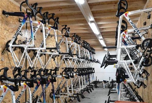 Das Raublinger WorldTour-Team Red Bull-BORA-hansgrohe ist in den letzten Vorbereitungen auf die Tour de France. Die OVB-Sportredaktion zeigt zuvor exklusive Blicke ins logistische Nervenzentrum.Foto Marko Aleksic