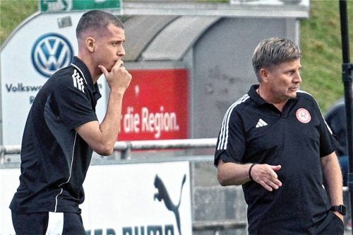 Das Sechziger-Trainerteam mit Wolfgang Schellenberg (rechts) und Adel Merdan muss die individuellen Fehler in der Rosenheimer Mannschaft abstellen.Foto Hans-Jürgen Ziegler