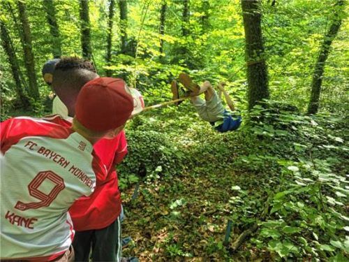Das Seil musste straff sein, deshalb mussten alle fest daran ziehen: Nur so gelangten die Kinder an die versteckten Goldnuggets bei den Walderlebnisspielen des AELF Traunstein in Bad Reichenhall. Foto AELF Traunstein