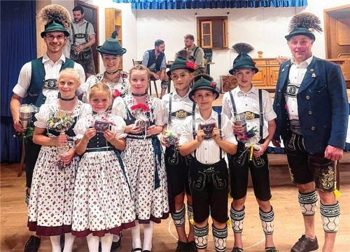 Das Siegerbild der einzelnen Klassen: (von links) Franz Weingartner, Franziska Stolz Helena Weingartner, Anna Deingruber, Julia Bischoff, Lukas Heitzmann, Julian Schnaiter, Donat Fischer und Vorsitzender Franz Praßberger. Foto  Hötzelsperger