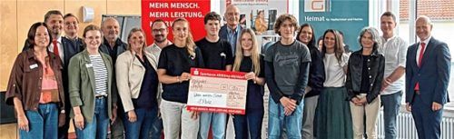 Das Siegerteam „Innovationsquad“ der Senior-Staffel aus dem Gymnasium Gars umringt von den Organisatoren, Juroren und Sponsoren des Wettbewerbs: (von links) Brigitte Urlberger (Hans-Lindner-Stiftung), Harald Kastenberger (Sparkasse Altötting-Mühldorf), Rainer Dachsberger (Kreishandwerkerschaft Altötting-Mühldorf), Alina Pollersbeck (Hans-Lindner-Stiftung), Josef Fromberger (Aktivsenioren e.V.), Beate Küblbeck (Regionalmanagement Inn-Salzach), Robert Gantenhammer (TH Rosenheim), Siegerteam, Joern Mierke (Aktivsenioren e.V.), Kerstin Kullnigg (IHK für München und Oberbayern), Sabine Licht („HerzenSLicht“), Anita Knaup (Agentur für Arbeit), Betreuungslehrer Herr Weidinger (Gymnasium Gars), Christian Braun (Sparkasse Altötting-Mühldorf). Foto bartschies