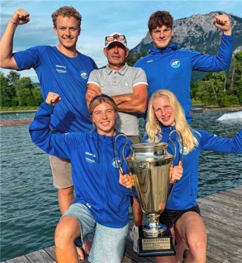 Das siegreiche Team des WSC Kiefersfelden-Rosenheim mit dem Pokal.Foto re