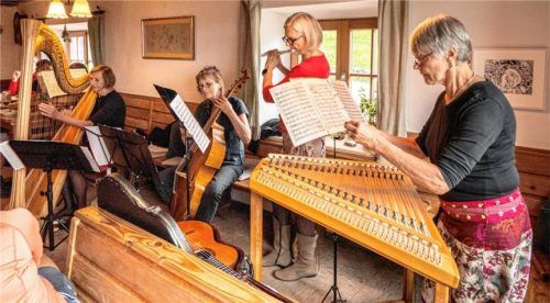 Das sind Weiberdatschi (von links): Gitti Herden (Harfe, Hackbrett), Doris Seitner (Viola da Gamba), Bettina Fuchs (Traversflöte, Gesang) und Franziska Fahrer (Hackbrett, Blockflöte, Salterio). Foto Ludwig Flug