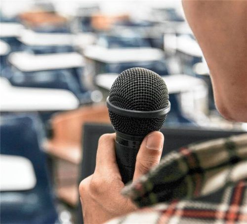 Das Sprechen vor Publikum fällt vielen nicht leicht. Bei den Rosenheimer „Toastmasters“ kann man lernen, wie man es richtig macht. Foto IMAGO/Dreamstime