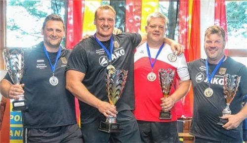 Das Stockerl bei den Herren mit Michael Späth, Sieger Markus Schätzl, dem Österreicher Markus Bischof und Peter Rottmoser (von links). Foto Albert Kamhuber