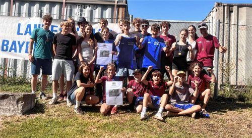 Das strahlende, siegreiche Team des SFG mit Betreuern und Helfern Foto Sebastian-Finsterwalder-Gymnasium