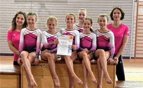 Das Team des TV Obing: Betreuerin Lara Schmid, Leonie Scherer, Vanessa Tell, Mila Herre, Romina Strell, Emmi Ober, Theresa Lamprecht und Trainerin Ute Geber.Foto re
