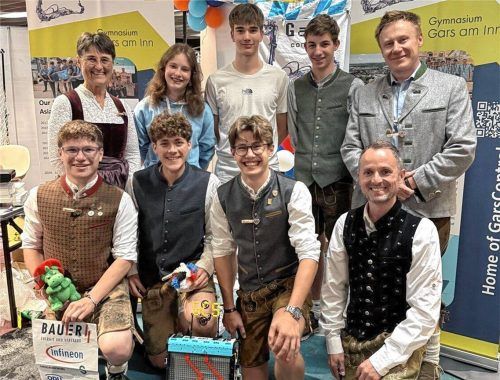 Das Team GarsControl Senior posiert mit seinem Roboter und den Betreuern vor einer bayerischen Flagge und Sponsorenbannern. Foto Tobias Bauer