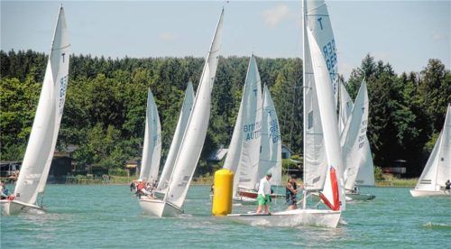 Das Tempest-Feld auf dem Simssee an der Luvtonne.Foto Wolfgang Niessen
