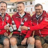 <p>Das Vorstandstrio des TSV Schnaitsee: Udo Verbega, Eric Löffelmann und Günther Edlmann (von links) stoßen schon mal an.</p>