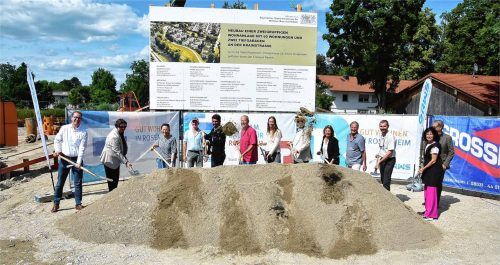 Das Wohnbauprojekt in der Mangfallau in Oberwöhr startete mit dem symbolischen ersten Spatenstich. Foto Schlecker