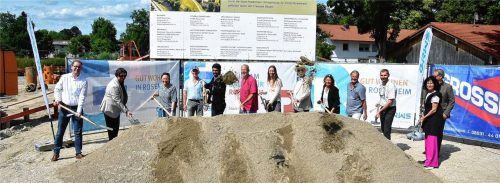 Das Wohnbauprojekt in der Mangfallau in Oberwöhr startete mit dem symbolischen ersten Spatenstich. Foto Peter Schlecker