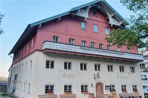 Dem Schloßwirt geht‘s nos nei – das Dach ist undicht, muss für 80.000 Euro saniert werden.Foto Stuffer-Chunphetch