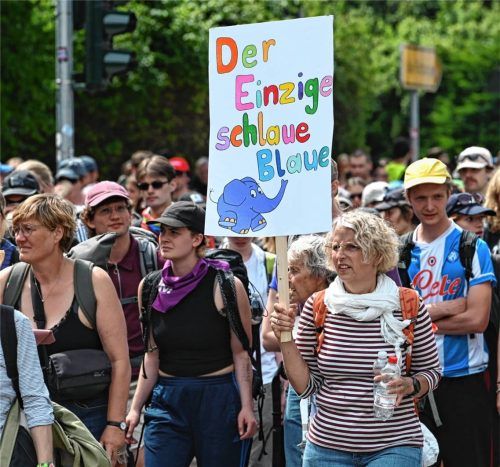Demonstranten mit einem Schild mit der Aufschrift „Der Einzige schlaue Blaue“ ziehen vom Gothaer Platz über die Bonifaciusstraße Richtung Innenstadt bei einem Protestzug gegen den AfD-Bundesparteitag in Erfurt. Foto dpa