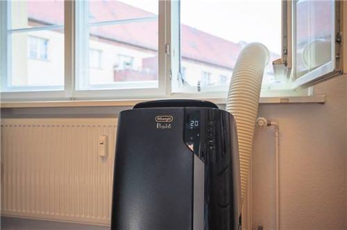 Der Abluftschlauch eines mobilen Klimageräts gehört durchs Fenster. Foto Nico Tapia/dpa