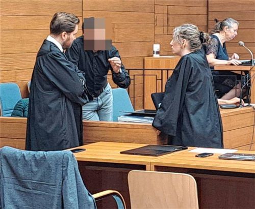 Der Angeklagte Abdelrehim M. im Gespräch mit seinen Verteidigern am Landgericht Traunstein. Foto Weiser