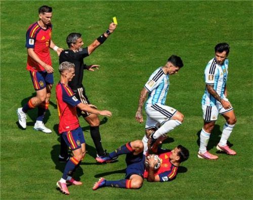 Der Argentinier Lisandro Martínez (rechts) erhält von Schiedsrichter Slavko Vincic im WM-Finale eine Gelbe Karte, während Enzo Fernández (Zweiter von rechts) über den Spanier Mikel Oyarzabal hinwegspringt. Foto dpa